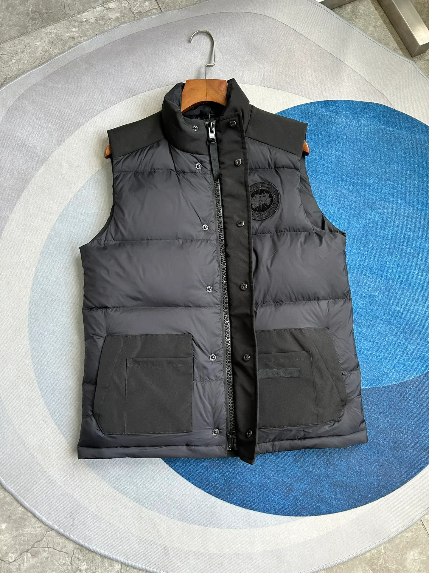 P560 Big Goose 2057MW puff down vest [note the version is too large] Canada Goose Canada Goose FW23 Freestyle waterproof solid color stand collar button down vest Paradigm Freestyle Vest-WD Color: Black White Size: XS S M L XL XXL 2057MW Paradigm Freestyle Vest-WD Men's style. Color: black. Sizes: XS S M L XL XXL.
